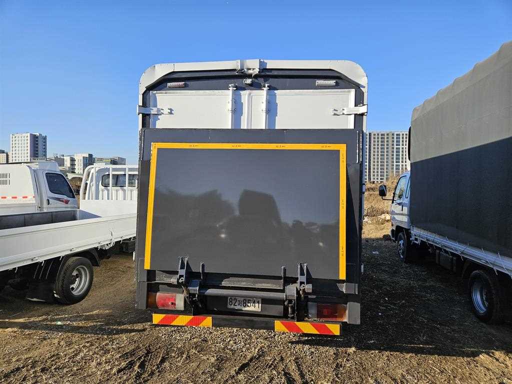 medium and large cargo truck - Vista 4