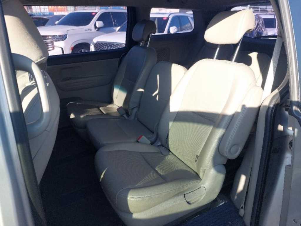 KIA Carnival - Vista 9