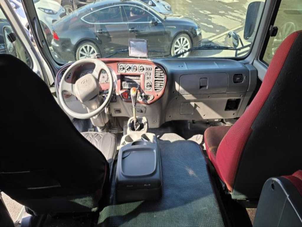 medium and large bus Hyundai bus - Vista 8