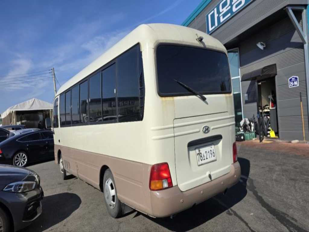 medium and large bus Hyundai bus - Vista 4