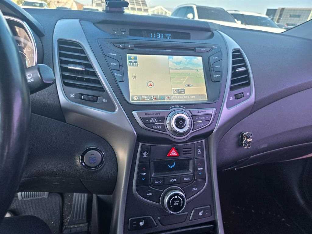 HYUNDAI Avante - Vista 9