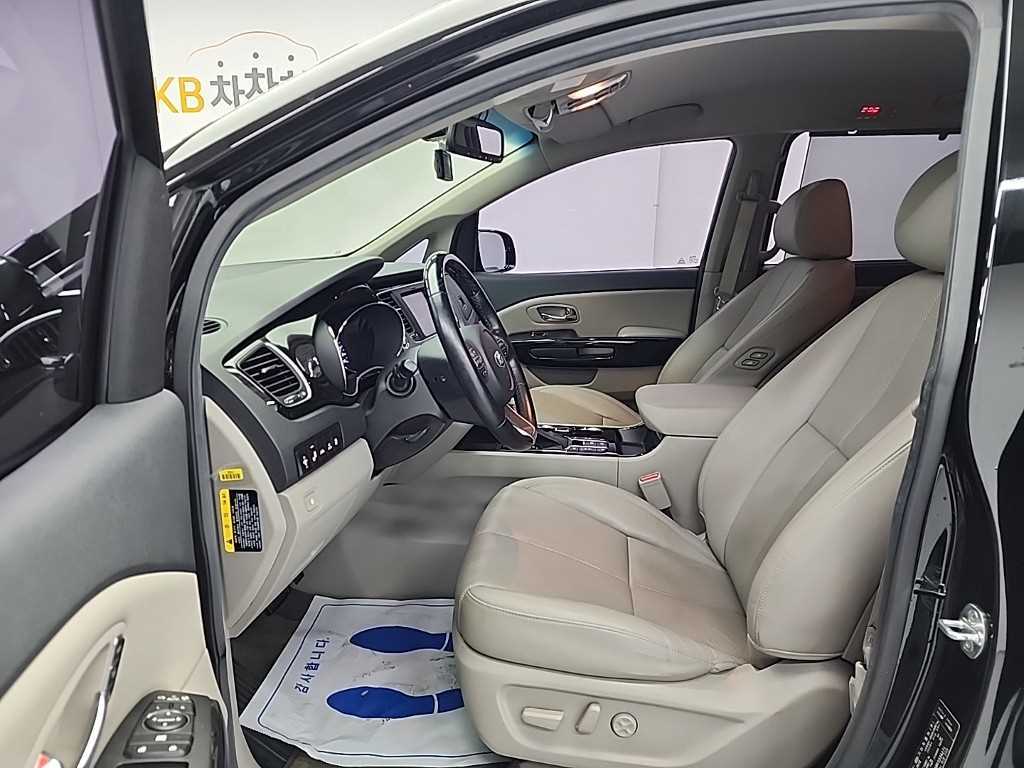 KIA Carnival - Vista 11