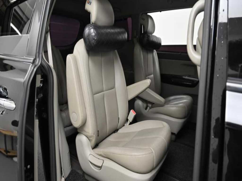 KIA Carnival - Vista 12