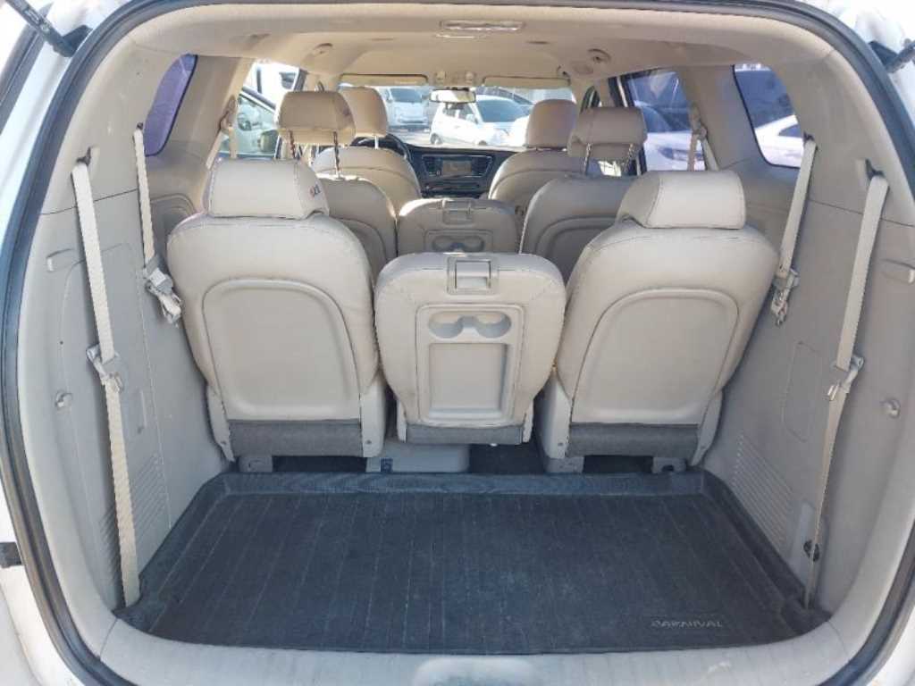 KIA Carnival - Vista 10