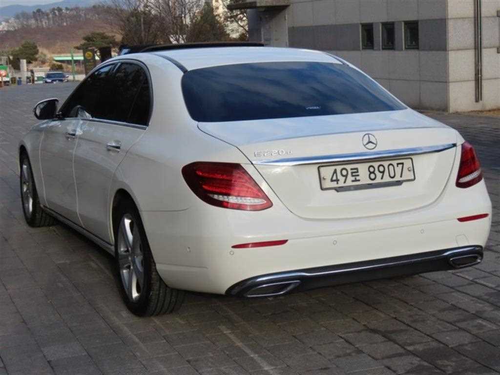 Mercedes Benz E class - Vista 4