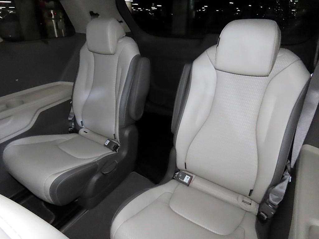 KIA Carnival - Vista 8