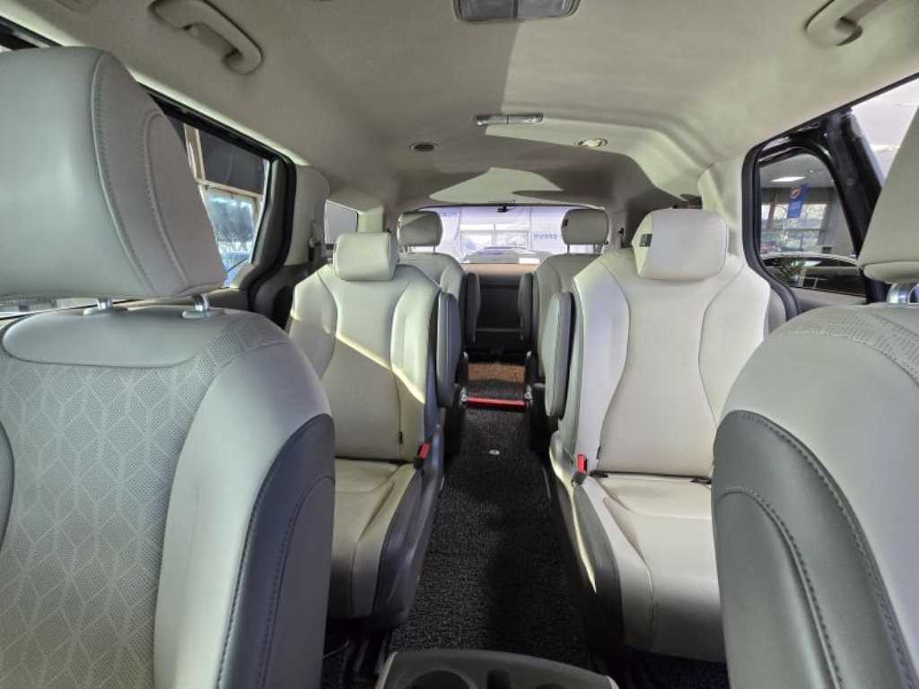 KIA Carnival - Vista 11