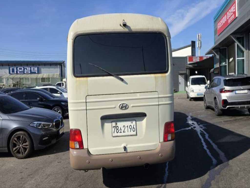 medium and large bus Hyundai bus - Vista 3
