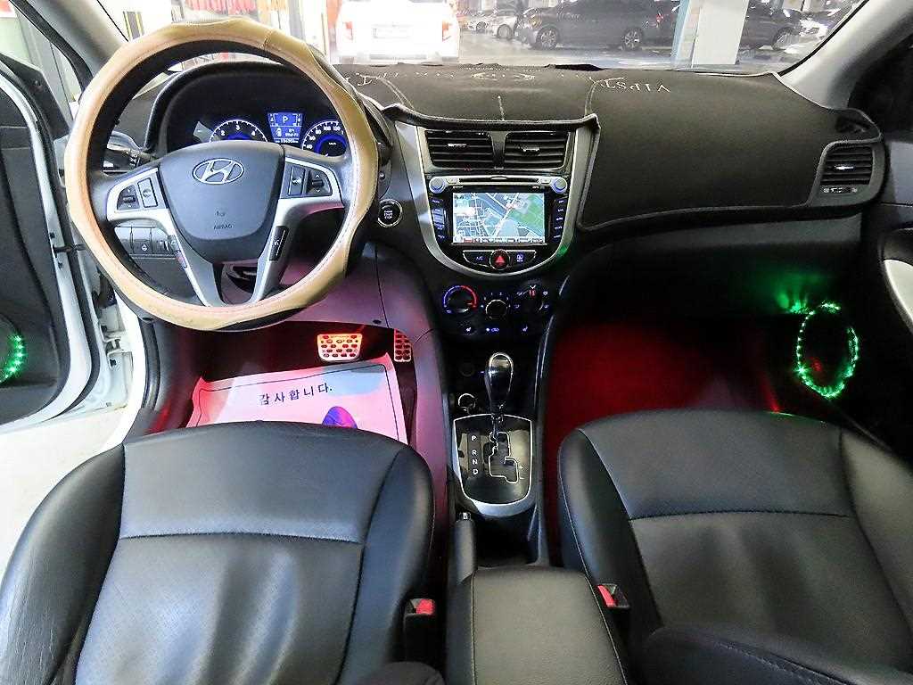 HYUNDAI Accent - Vista 10