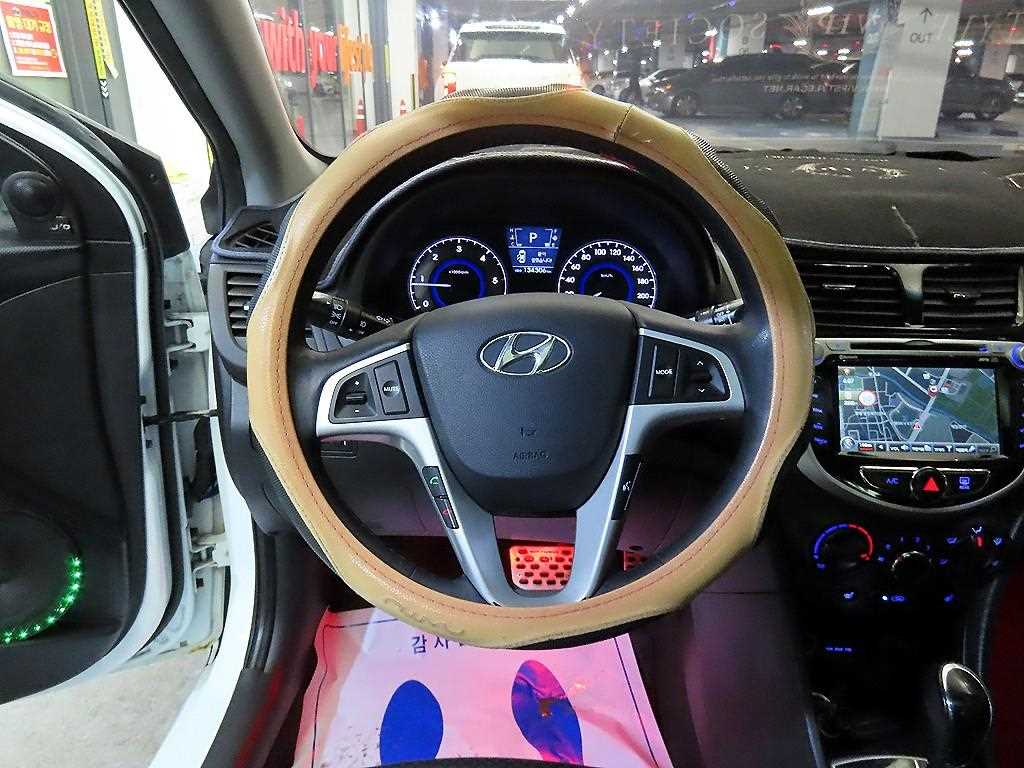 HYUNDAI Accent - Vista 8