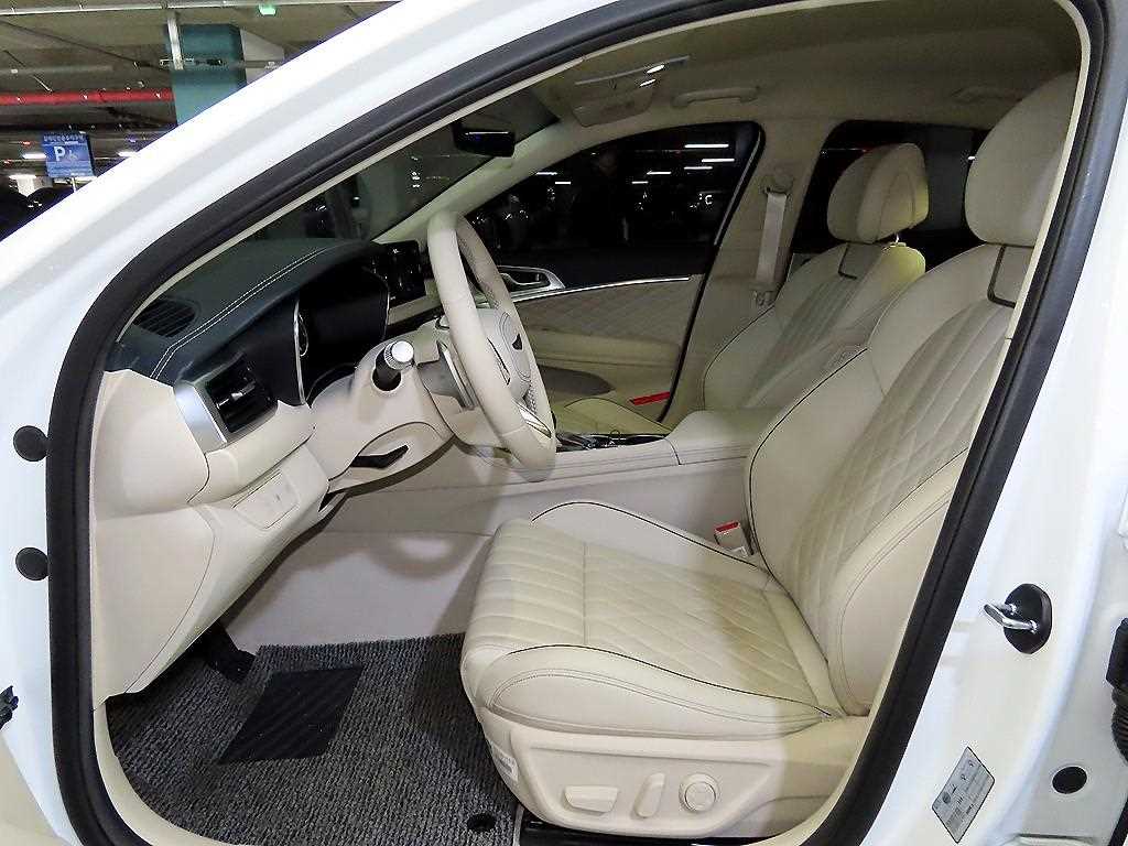 Genesis G70 - Vista 6