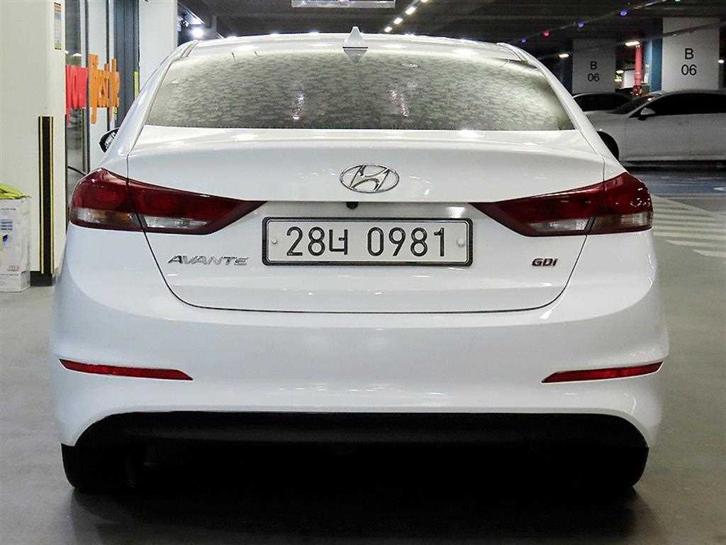 HYUNDAI Avante - Vista 5