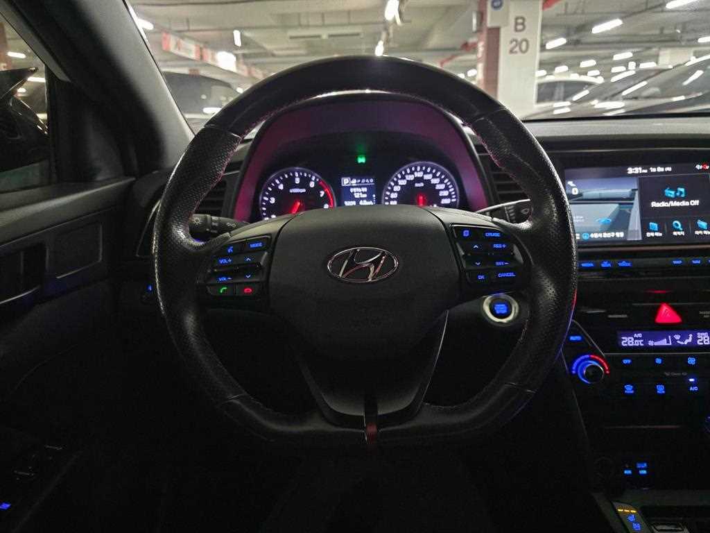 HYUNDAI Avante - Vista 7