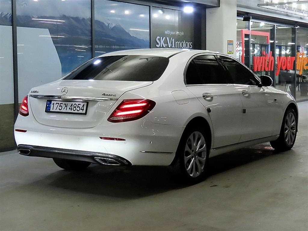 Mercedes Benz E class - Vista 4