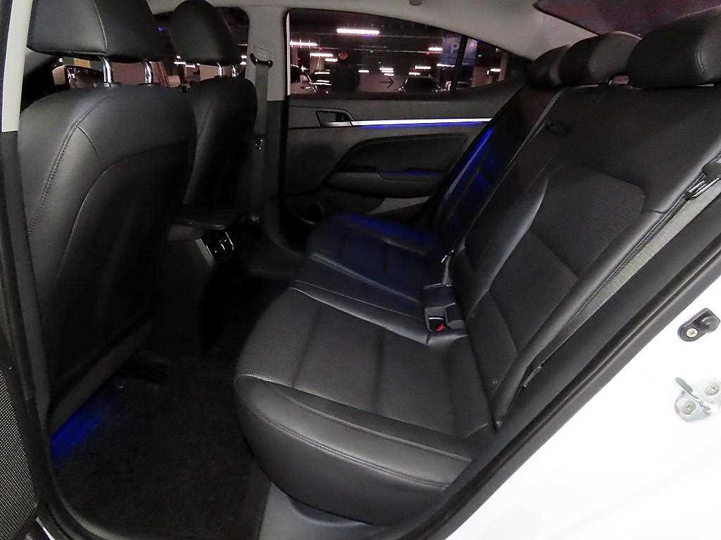 HYUNDAI Avante - Vista 7