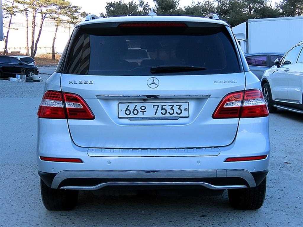 Mercedes Benz M Class - Vista 4