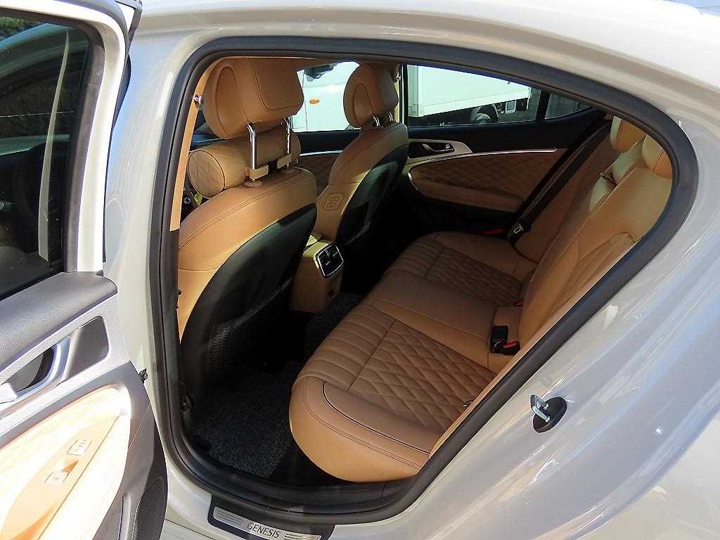 Genesis G70 - Vista 6