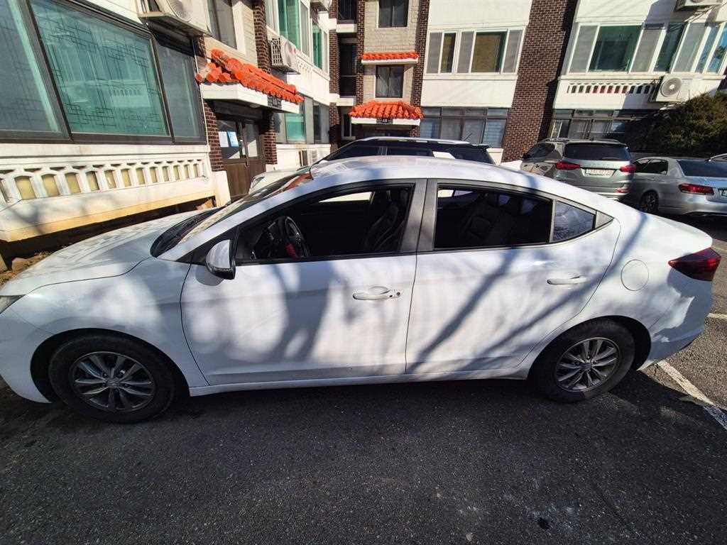 HYUNDAI Avante - Vista 5