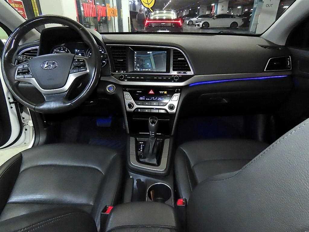 HYUNDAI Avante - Vista 10