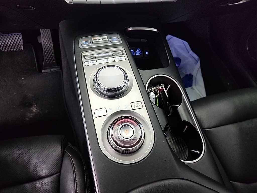 Genesis GV70 - Vista 8