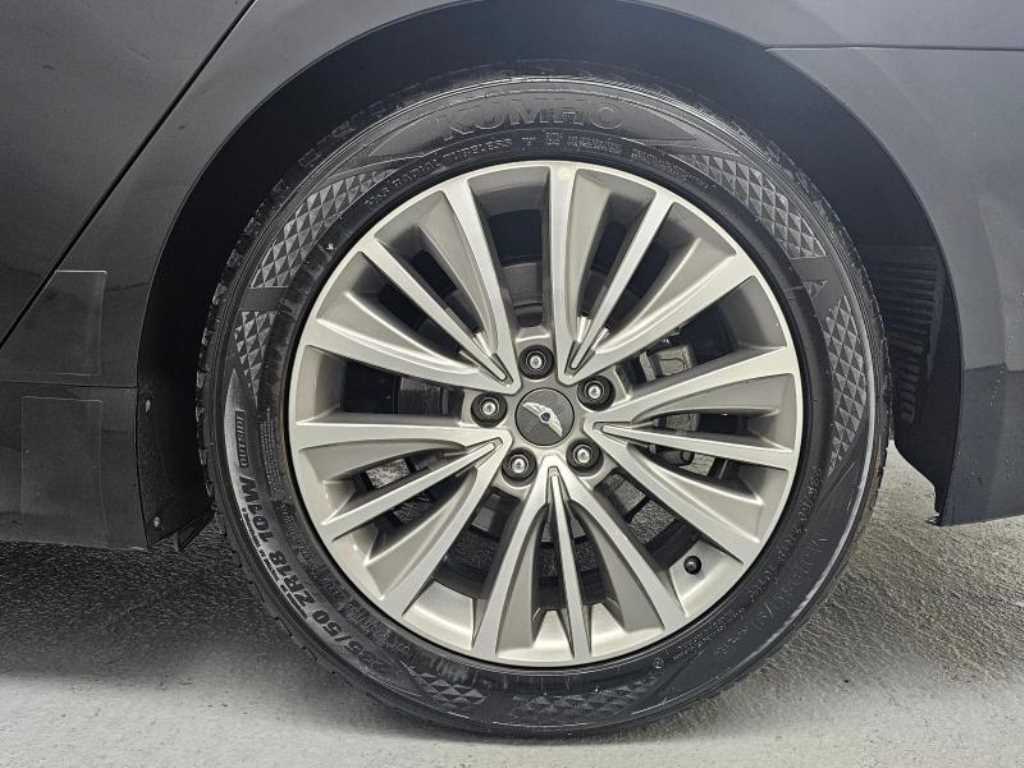 HYUNDAI Genesis - Vista 5