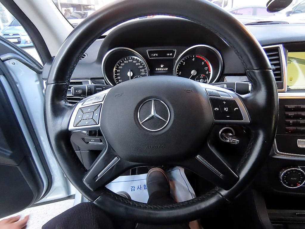 Mercedes Benz M Class - Vista 8