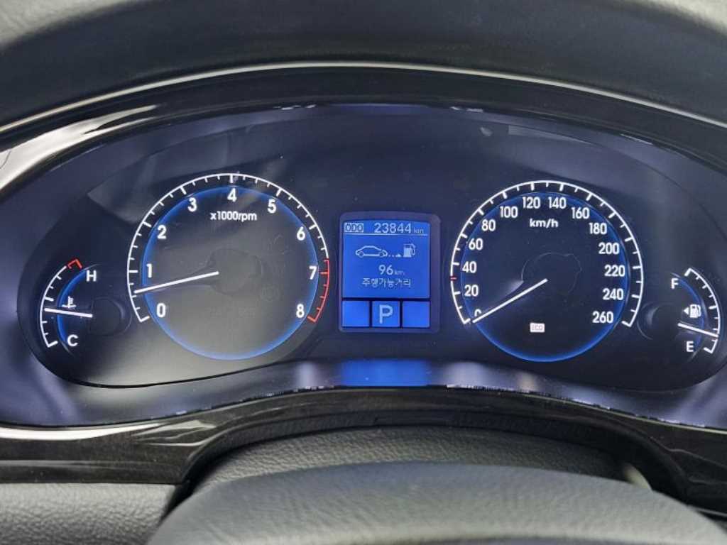 HYUNDAI Genesis - Vista 8