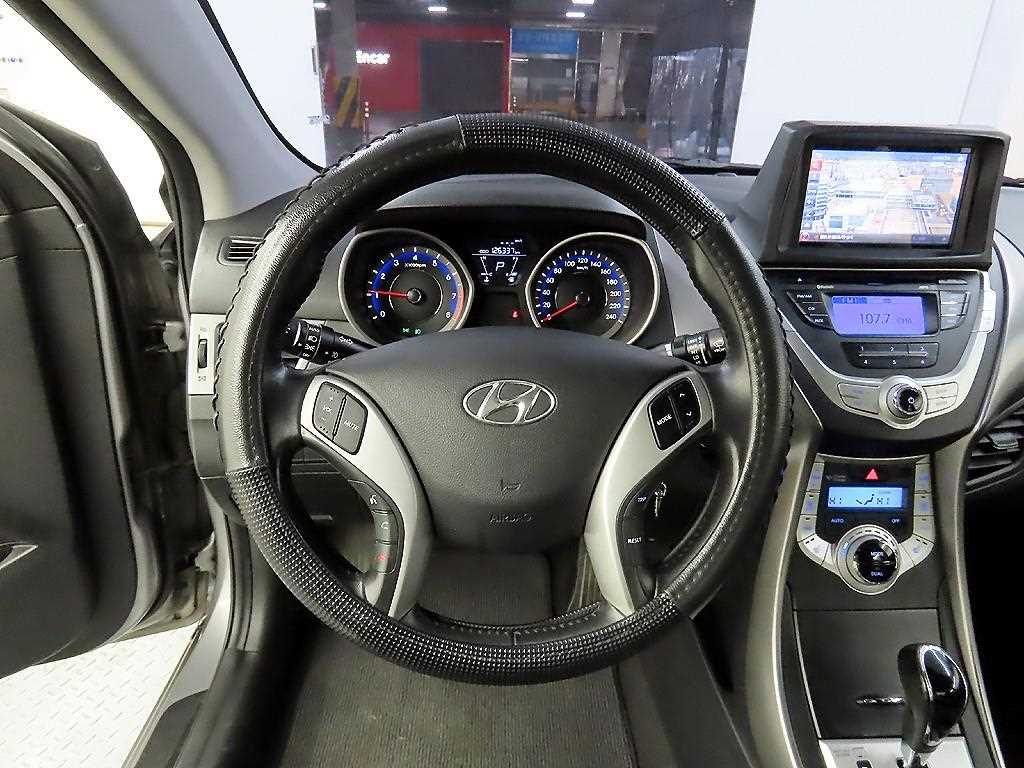 HYUNDAI Avante - Vista 9