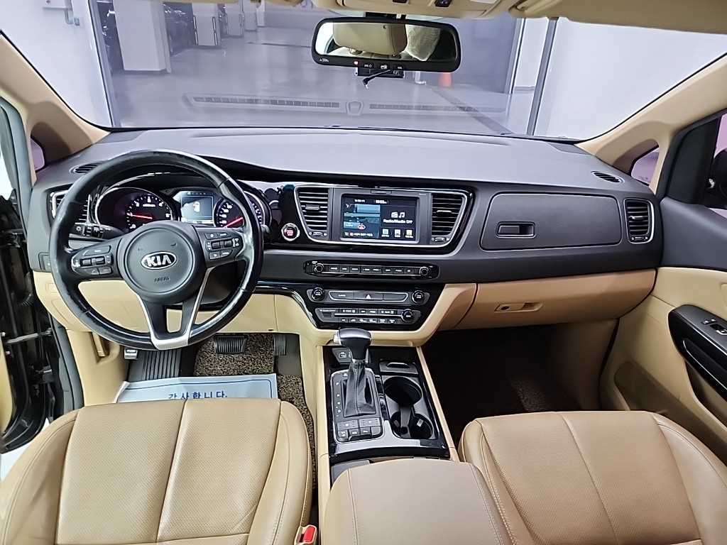 KIA Carnival - Vista 7