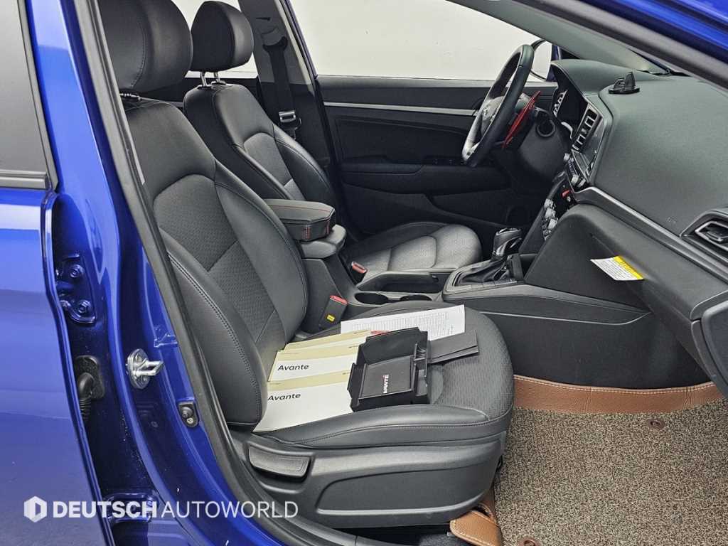 HYUNDAI Avante - Vista 10