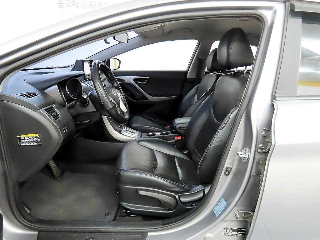 HYUNDAI Avante - Vista 5