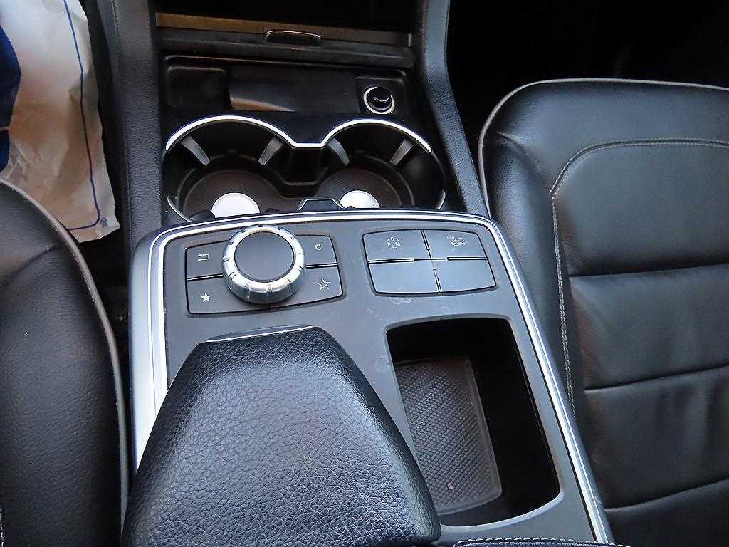 Mercedes Benz M Class - Vista 12