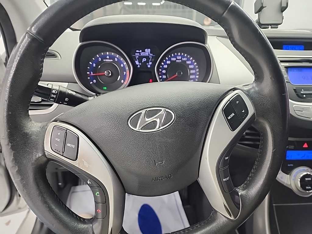 HYUNDAI Avante - Vista 9