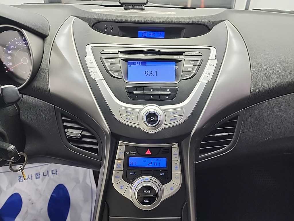 HYUNDAI Avante - Vista 10