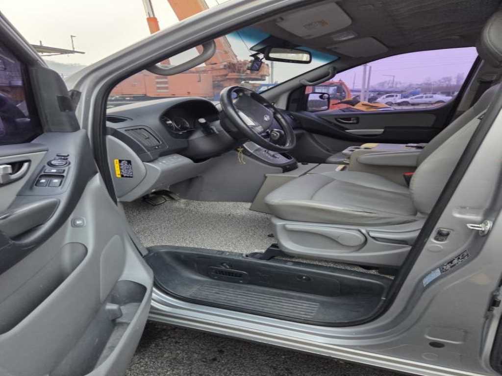 HYUNDAI Starex - Vista 8