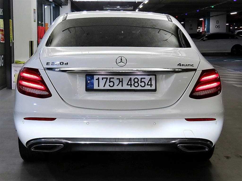 Mercedes Benz E class - Vista 5