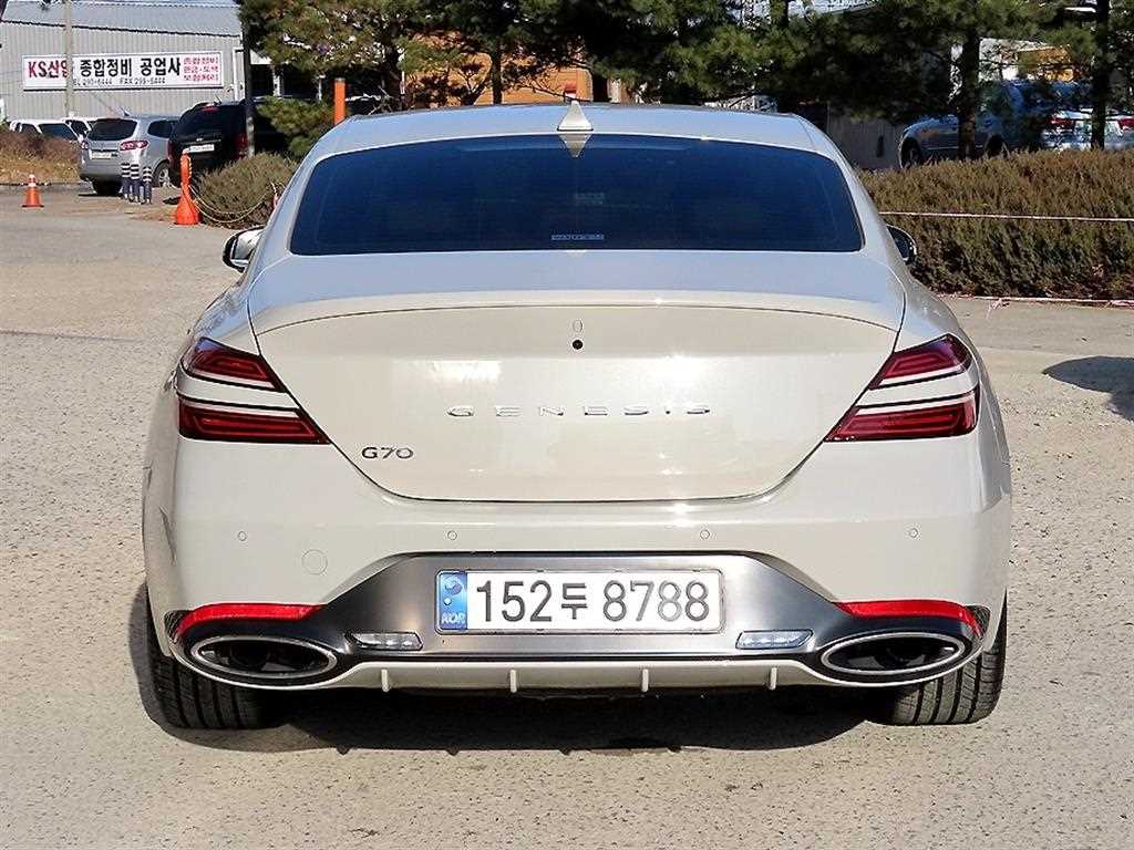 Genesis G70 - Vista 4