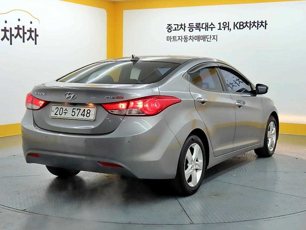 HYUNDAI Avante - Vista 4