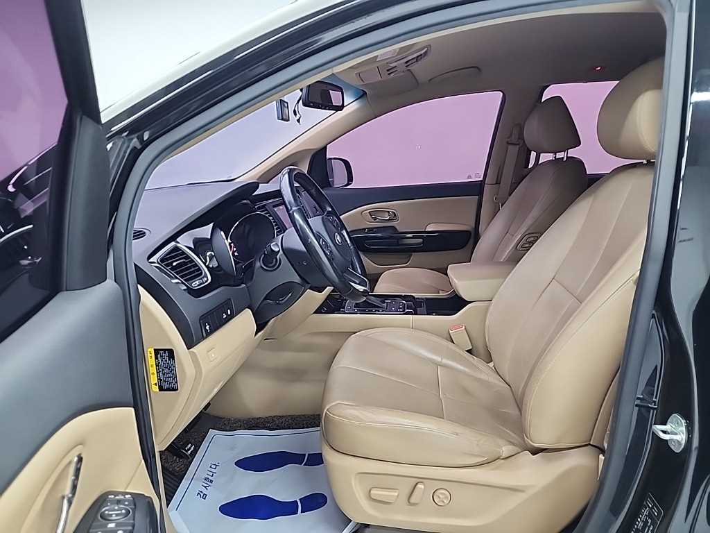 KIA Carnival - Vista 11