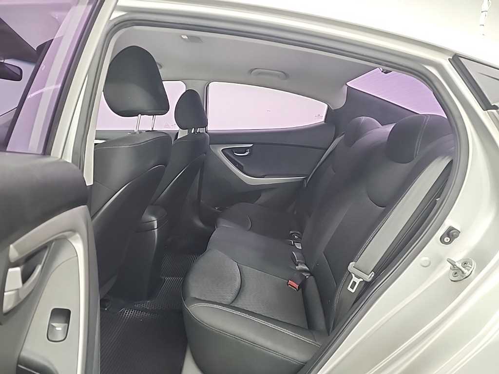 HYUNDAI Avante - Vista 12