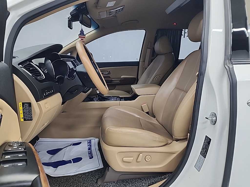 KIA Carnival - Vista 11