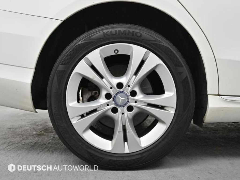 Mercedes Benz C Class - Vista 5