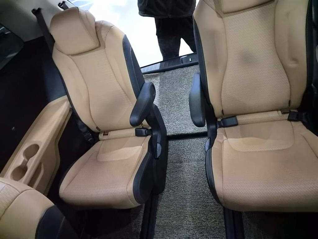 KIA Carnival - Vista 8