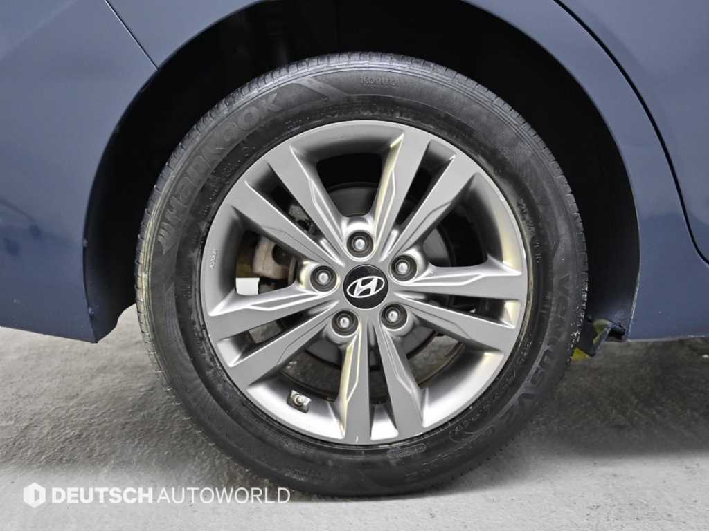 HYUNDAI Avante - Vista 5