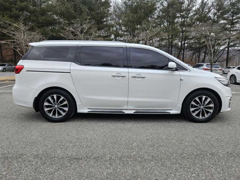 KIA Carnival - Vista 5