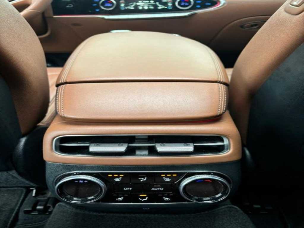 Genesis GV70 - Vista 11