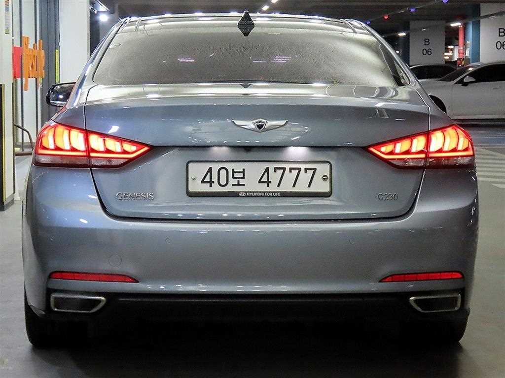 HYUNDAI Genesis - Vista 5