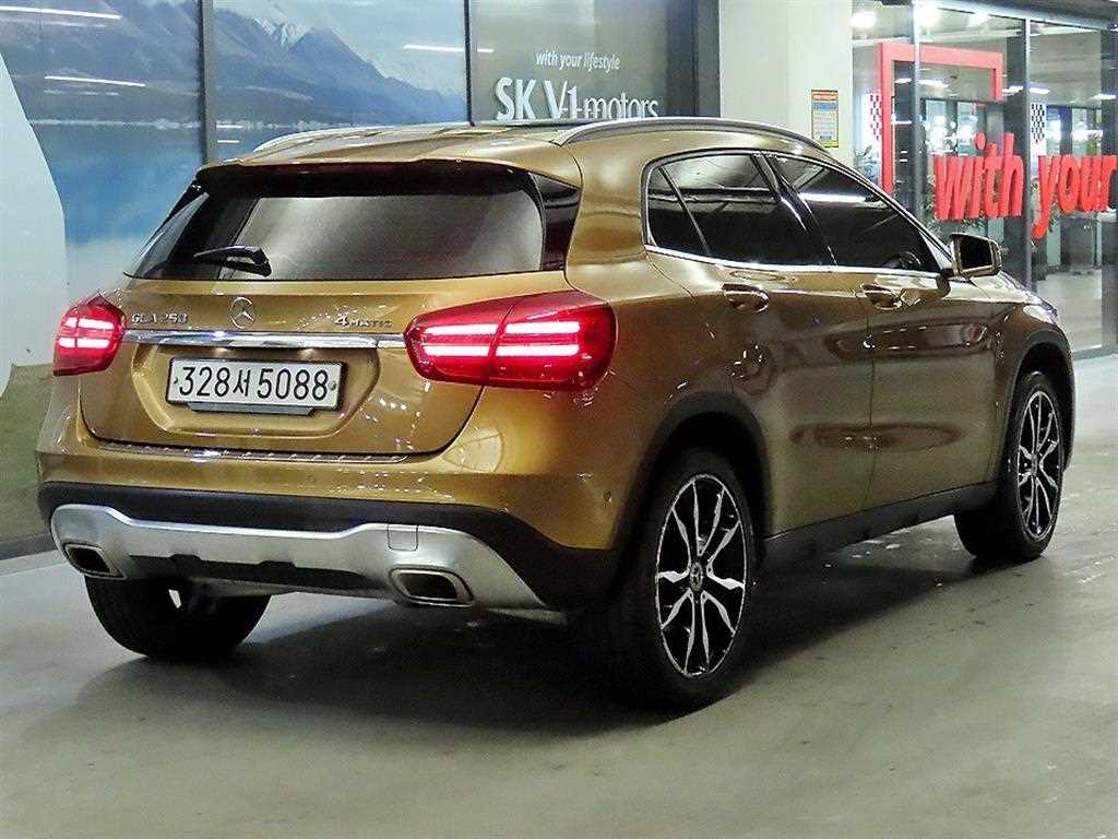 Mercedes Benz GLA Class - Vista 4
