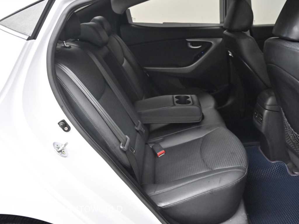 HYUNDAI Avante - Vista 12