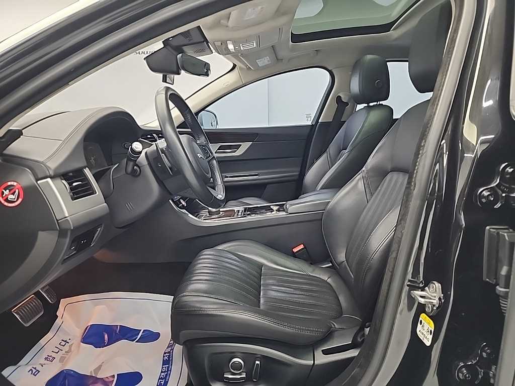 Jaguar XF - Vista 11